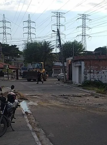 Em algumas vias, os agentes tiveram que usar retroescavadeira 