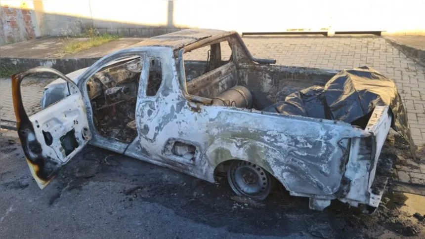 Policiais apagaram as chamas do carro