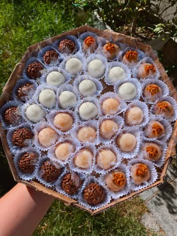 A jovem vende docinhos para custear a faculdade 