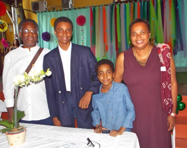 Na foto vemos: Vitor (pai de Luã); Luã; seu irmão Khaled e Cláudia (mãe dos meninos)