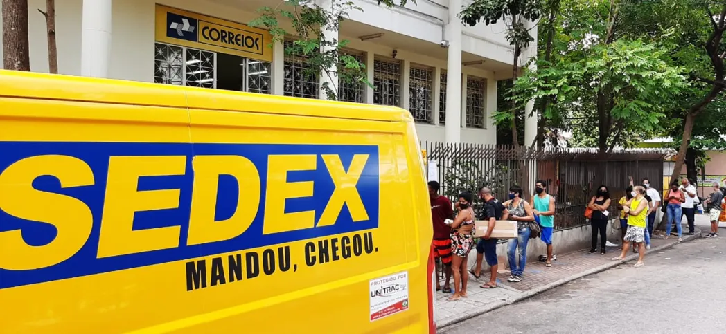 Pessoas se aglomeram para buscar encomendas nos Correios em SG 