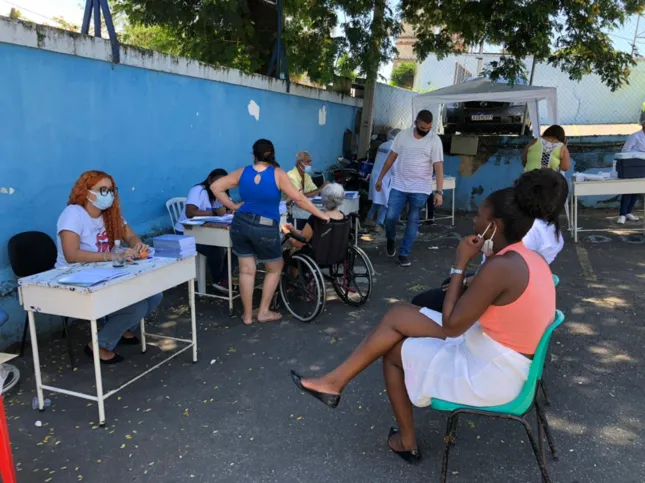 Por volta das 11h30, as filas daqueles que iam se vacinar a pé estavam vazias 
