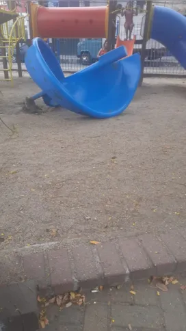 Moradores relataram que o brinquedo furtado é um escorregador