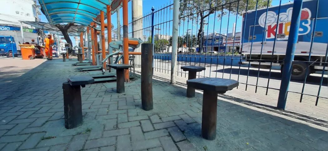 As mesas da praça também foram furtadas