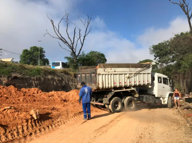 A prefeitura aterrou o local com barro 