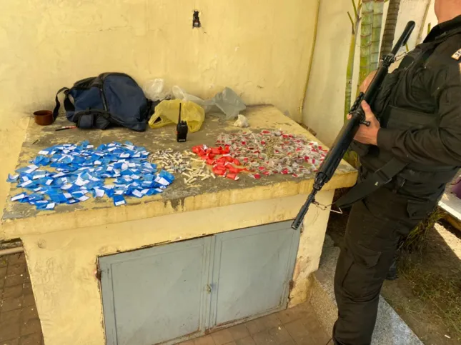 Ele estava com uma mochila com drogas que estão sendo contabilizadas