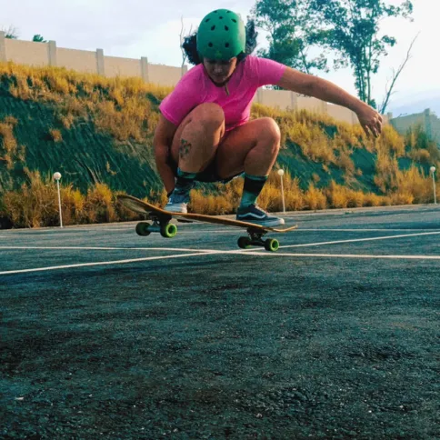 Hoje, Andreya domina diversas manobras no esporte