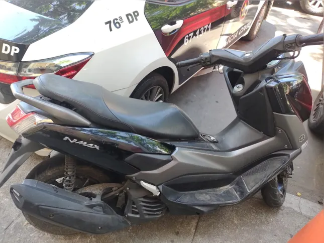 Uma moto foi apreendida 