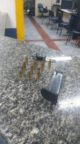 Perto do carro a polícia encontrou um carregador de pistola, que os criminosos deixaram cair