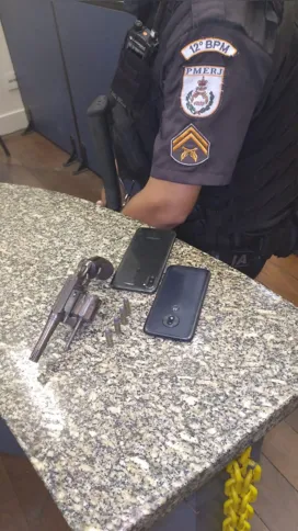 Suspeitos estavam com uma arma