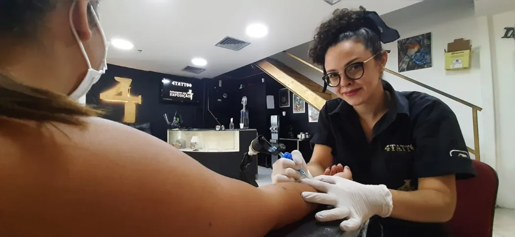 Patrícia se formou em matemática, mas optou por fazer tatuagens 