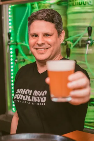 Joarez Lessa é dono de uma cervejaria e um pub que comemoram a festa na região