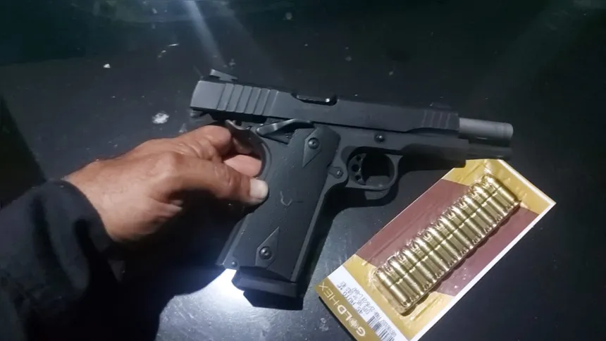 Polícia encontrou uma pistola com o acusado