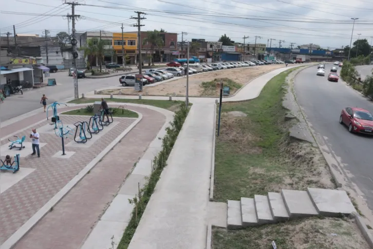 Mesmo com a praça, uma parte da região continua com entulhos 