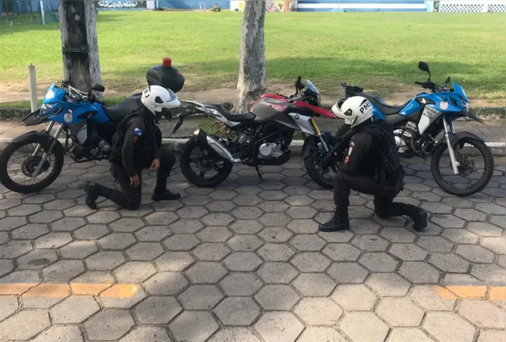 A polícia apreendeu armas e entorpecentes 