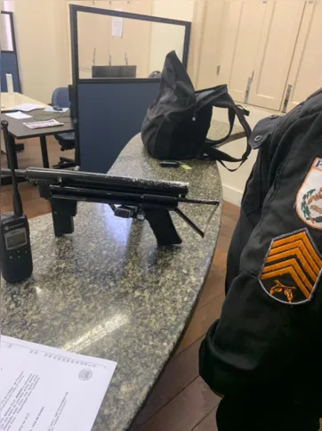A polícia apreendeu armas e entorpecentes 