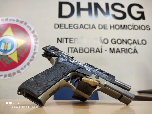 Uma arma foi apreendida durante a operação