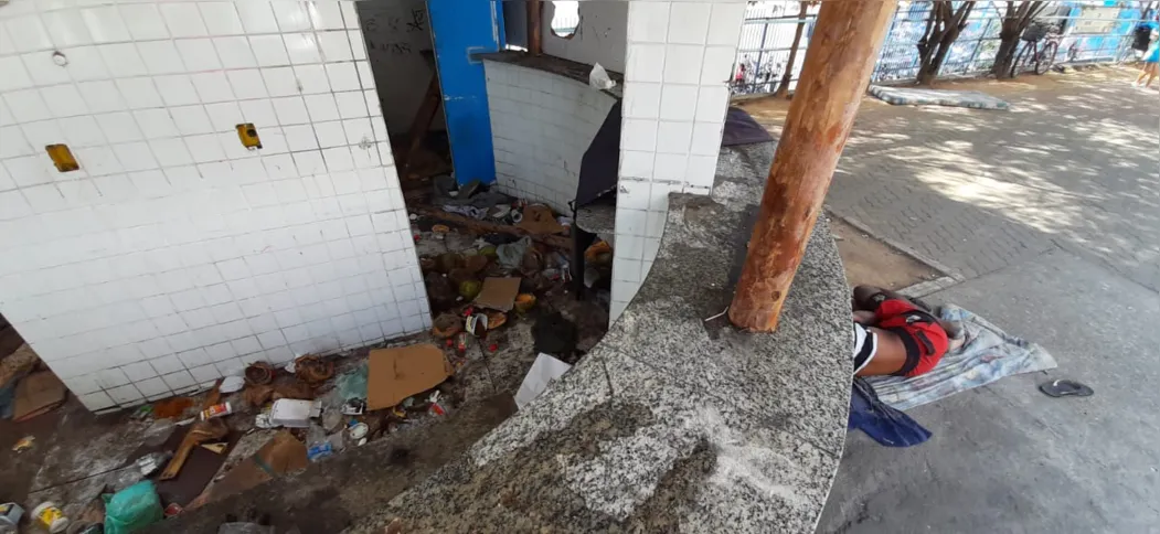 Calçada onde fica o antigo Café Social virou residência de moradores de rua
