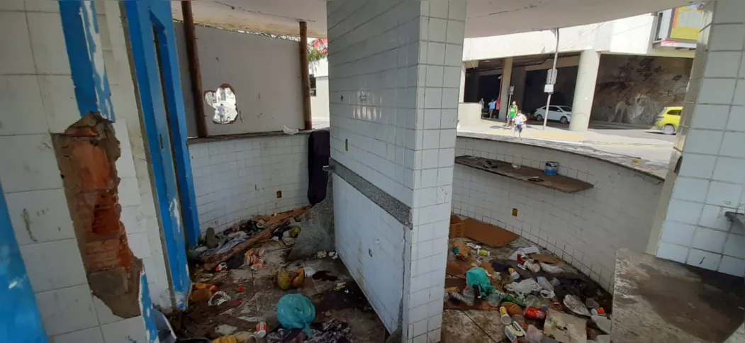 Local foi totalmente depredado e interior da estrutura está tomada por lixo e entulho