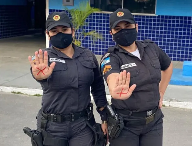 Policiais garantem o cumprimento de medidas protetivas contra as mulheres