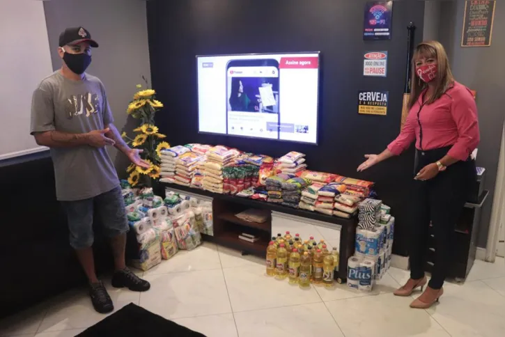 Promoção de estúdio de tatuagem arrecada alimentos não-perecíveis para mulheres que precisam