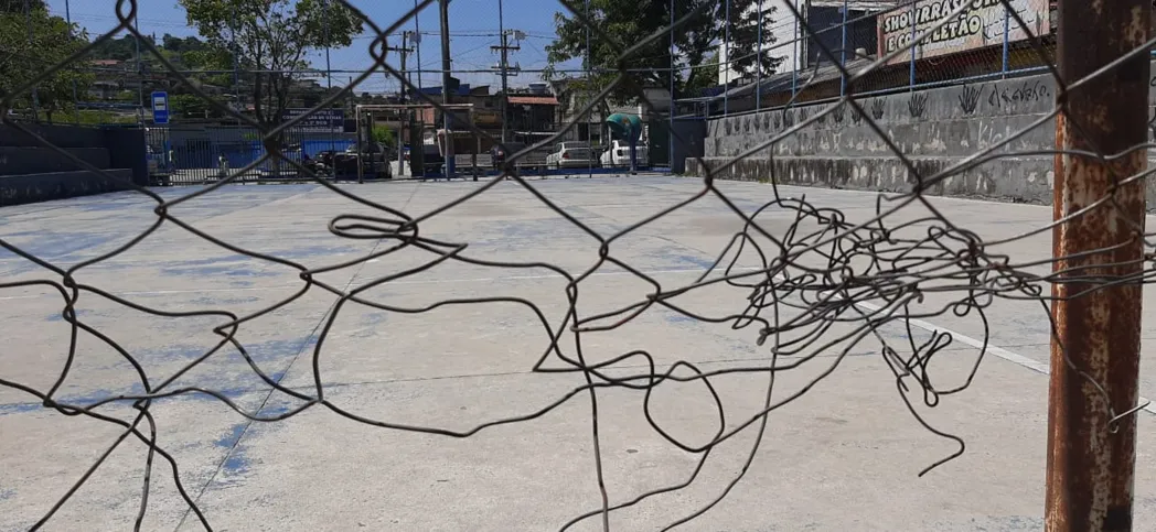 Mesmo com quadra, a Praça Chico Mendes é pouco frequentada, pois as pessoas temem a falta de segurança 