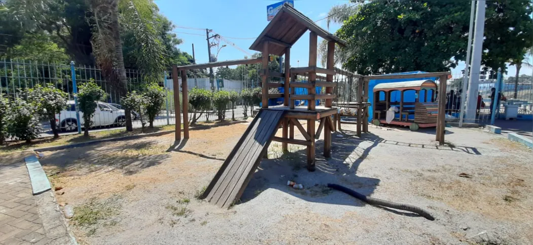 Moradores da área relataram brinquedos quebrados na Praça do Colubandê