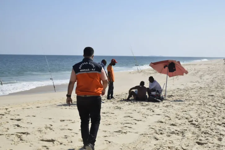As poucas  pessoas que insistiram em descumprir o Decreto Municipal, foram orientadas pelos agentes e deixaram o local