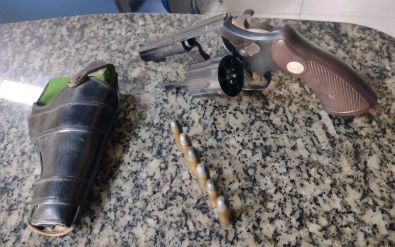 Junto com ele, também havia um revólver 