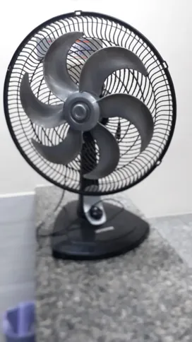 o local, foram encontrados, ao todo, 4 celulares roubados e um ventilador