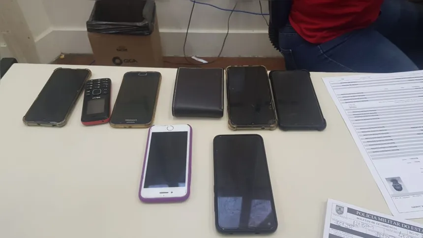 Foram encontrados celulares roubados com os bandidos