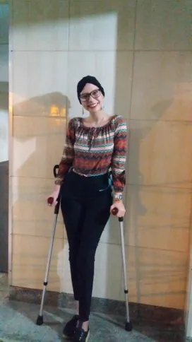 Mylena vive de muleta, mas hoje quer se tornar mais independente delas e a prótese é a solução