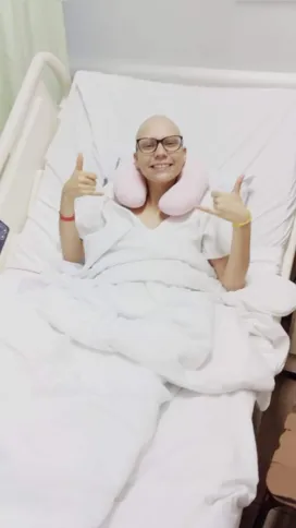 A jovem fez a cirurgia para vencer o câncer em abril de 2019