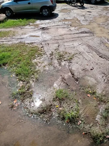 O local fica completamente sujo e a água de chuva com esgoto entra na casa de alguns moradores