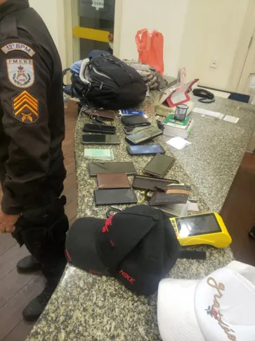 Com o grupo, segundo a PM, foram encontrados sete aparelhos de telefone celular,  quatro carteiras, máquina de cartão, chave de carro, documentos e R$ 112, em espécie