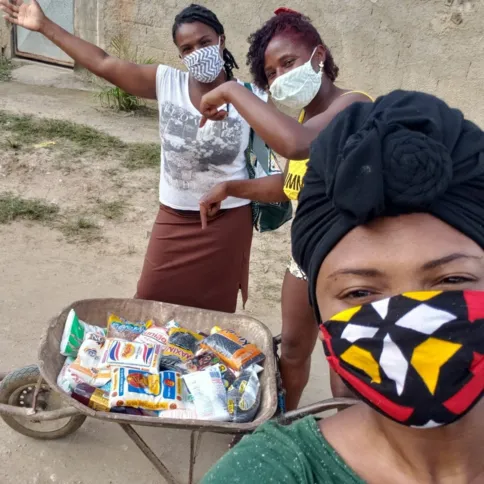 As mulheres ajudam famílias que possuem poucas condições na pandemia