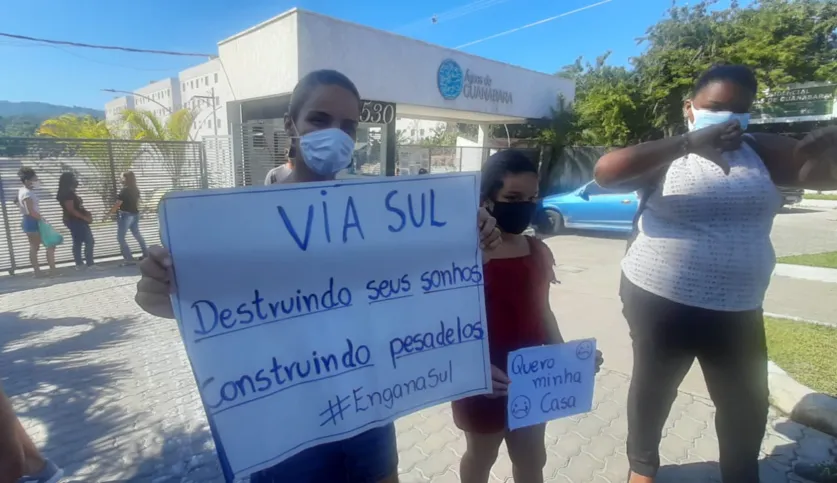 Placas e cartazes foram feitos mostrando o descontentamento da população com o caso
