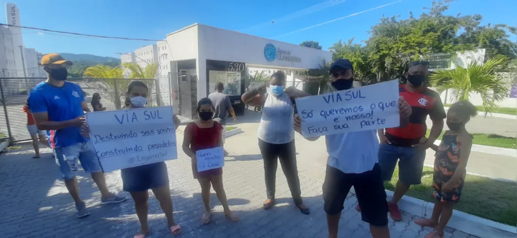 Placas e cartazes foram feitos mostrando o descontentamento da população com o caso