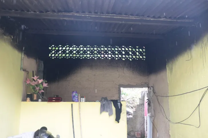 Ainda é possível ver rastros do incêndio na casa da manicure