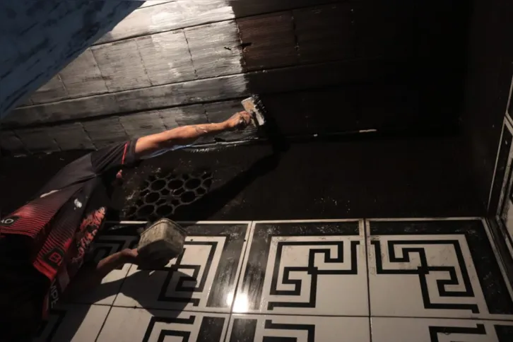 Amigos de Juliana se disponibilizar a fazer a obra de reconstrução da casa dela de graça, mas ela ainda precisa dos móveis e roupas 