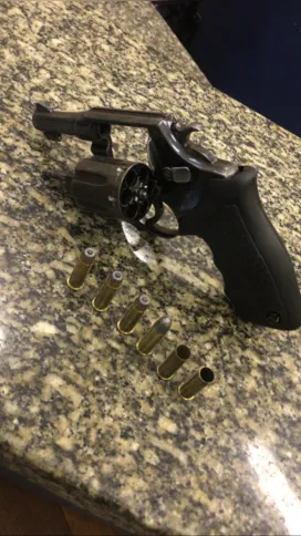 Junto com o criminoso, foi encontrada uma arma e munições