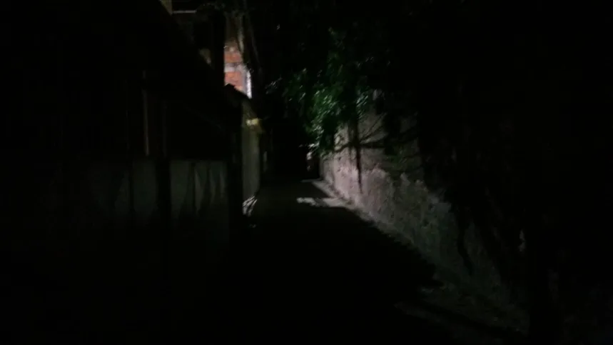 A travessa fica totalmente no escuro durante o período da noite, sendo iluminada apenas pelas luzes das casas