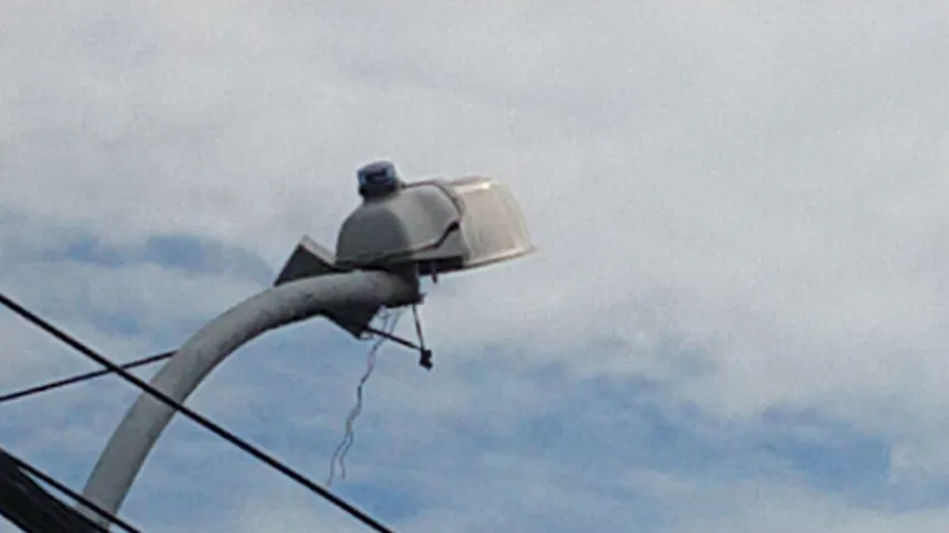 O fio de um dos postes do local está arrebentado