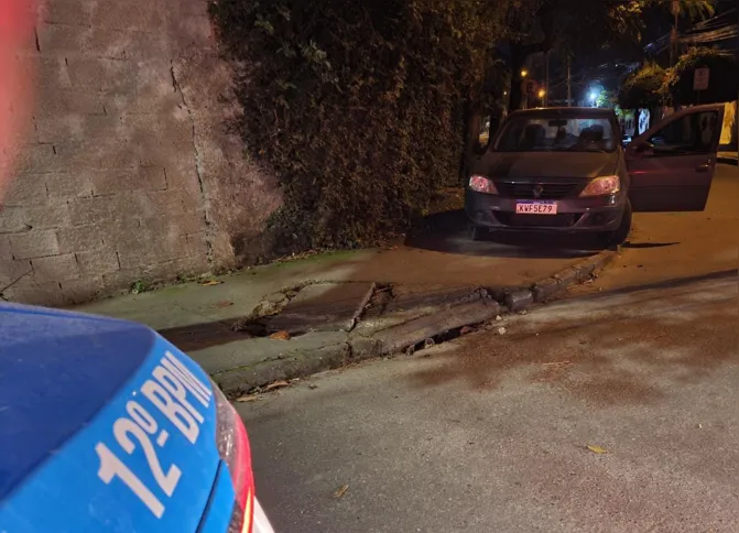 O carro roubado pelos criminosos foi recuperado