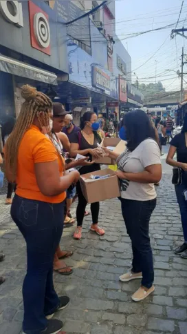 Imagem ilustrativa da imagem Jovens realizam ação social com entrega de máscaras PFF2 no Alcântara, São Gonçalo