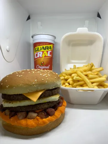 Este é o combo que está na promoção hoje (28). O Dia do Hambúrguer será especial no Laryka Lanches 