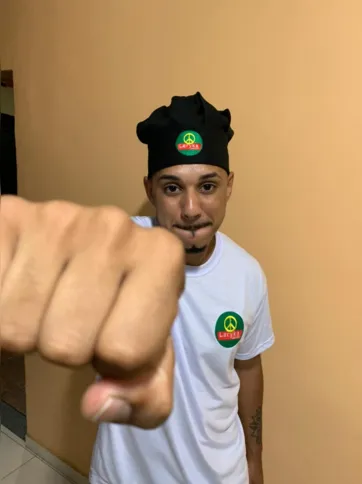 Deivison é o dono do Laryka Lanches 