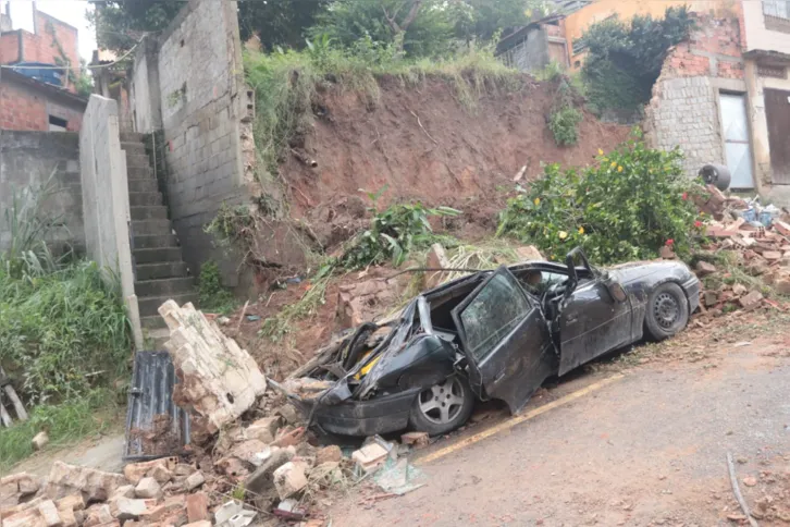 Carro ficou completamente destruído com a queda do muro