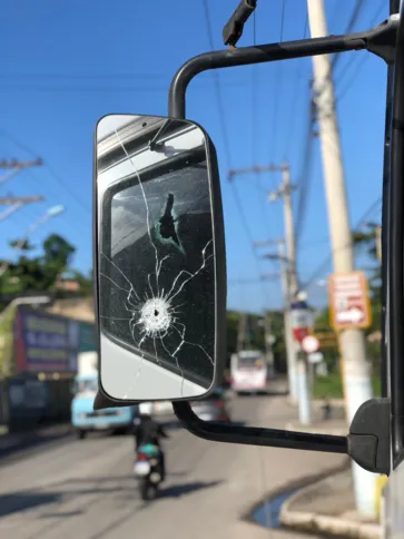 Marcas são vistas em todo o veículo