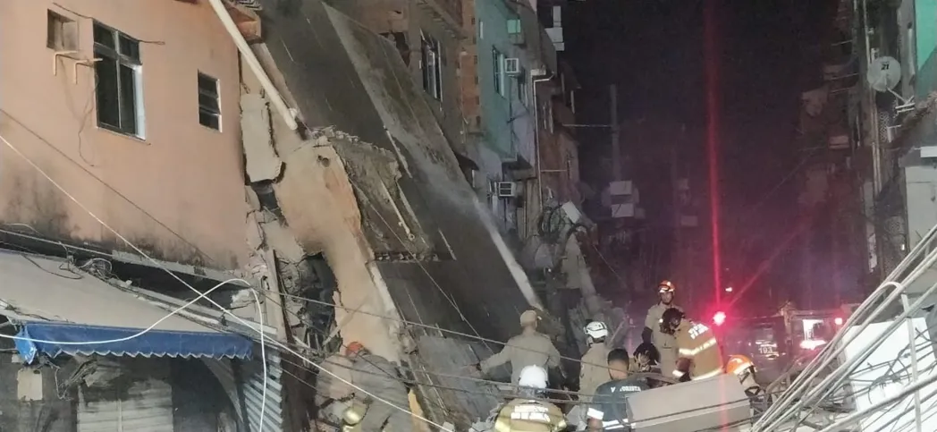 Bombeiros buscam encontrar feridos 